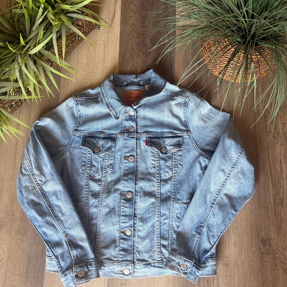 Vintage Levis Denim Jean Trucker Jacket Women Size L 90s Wash Classic Button - Picture 1 of 7